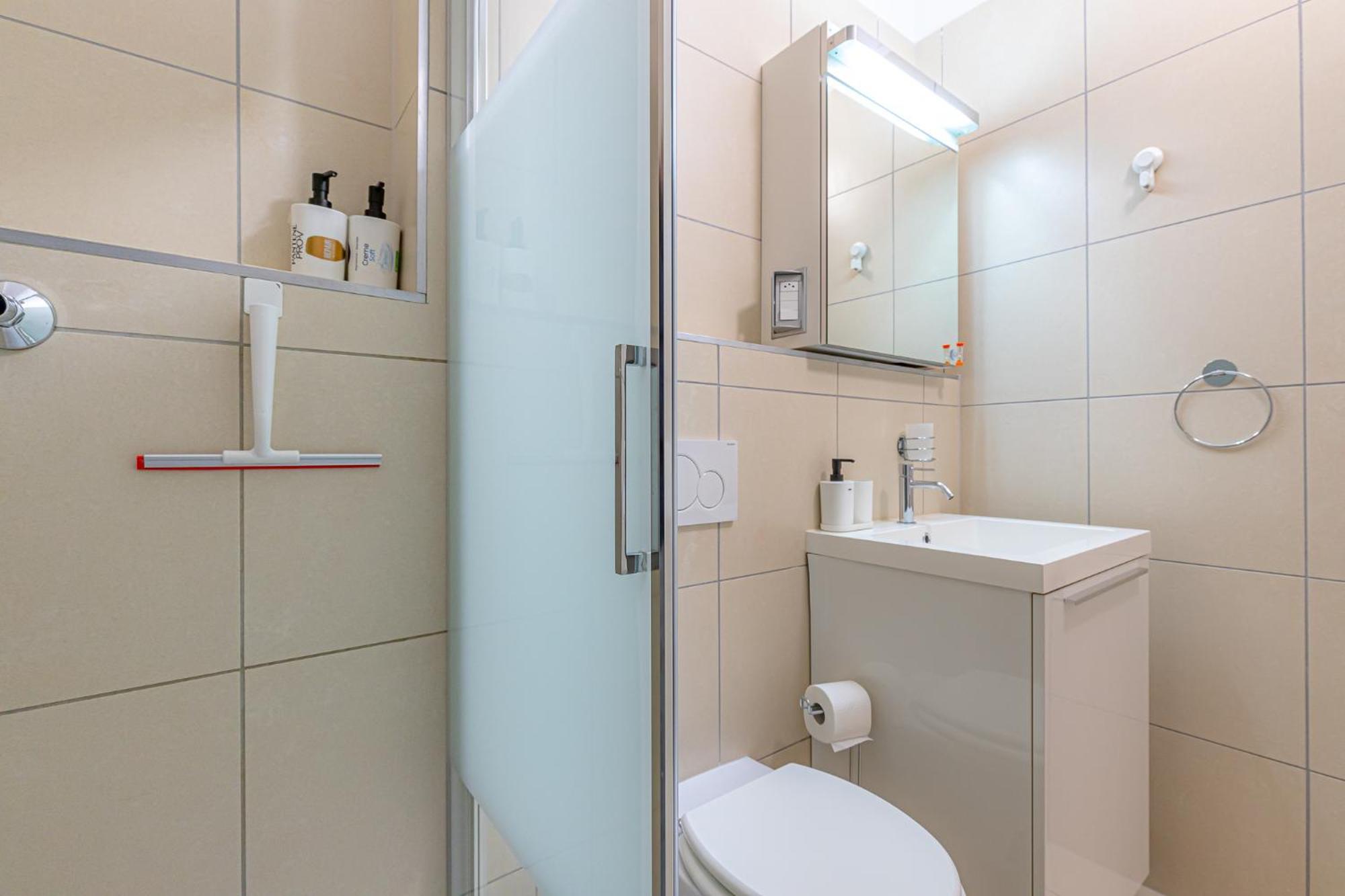 Lugano Station Apartment With Free Parking Ngoại thất bức ảnh